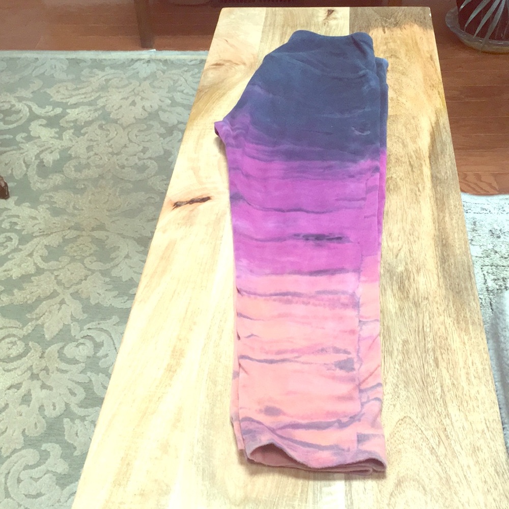 Hard Tail tie died 3/4 length size small.